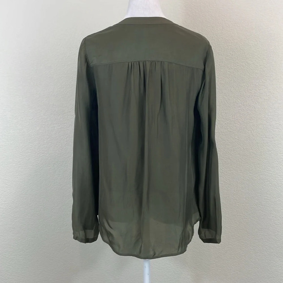 Trina Turk dark green long sleeve half button down silk blouse size m - Picture 6 of 9